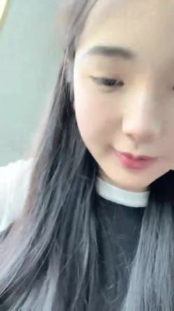 南京真实校花，【大二学妹】，教室课堂上露奶，宿舍偷拍舍友，绝品，馒头逼白虎，可以线下约，心动吗？ 截图3