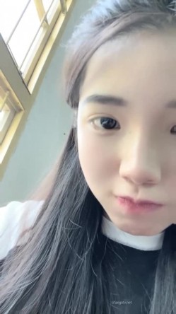 南京真实校花，【大二学妹】，教室课堂上露奶，宿舍偷拍舍友，绝品，馒头逼白虎，可以线下约，心动吗？ 截图4