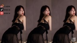 【斗鱼现役网红主播 南妹儿】女神的颤抖 整个奶子都要抖出来了 热舞走光被封合集 截图6