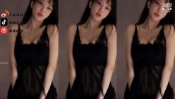 【斗鱼现役网红主播 南妹儿】女神的颤抖 整个奶子都要抖出来了 热舞走光被封合集 截图13