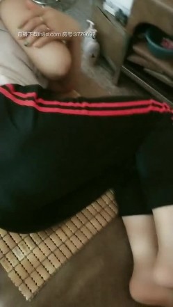 骚表姐理发店内享受小老弟的按摩服务，直接被小老弟把裤子扒下给舔逼，把鸡巴塞进嘴里直接抽插又草逼口爆 截图2