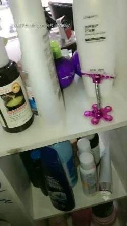骚表姐理发店内享受小老弟的按摩服务，直接被小老弟把裤子扒下给舔逼，把鸡巴塞进嘴里直接抽插又草逼口爆 截图8