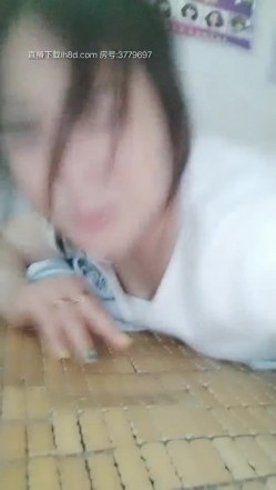 骚表姐理发店内享受小老弟的按摩服务，直接被小老弟把裤子扒下给舔逼，把鸡巴塞进嘴里直接抽插又草逼口爆 截图13