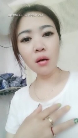 骚表姐理发店内享受小老弟的按摩服务，直接被小老弟把裤子扒下给舔逼，把鸡巴塞进嘴里直接抽插又草逼口爆 截图16