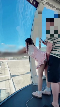 在世界上最大的摩天轮做爱 小骚货扭起来后才发现有监控 截图4
