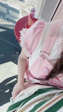 在世界上最大的摩天轮做爱 小骚货扭起来后才发现有监控 截图13