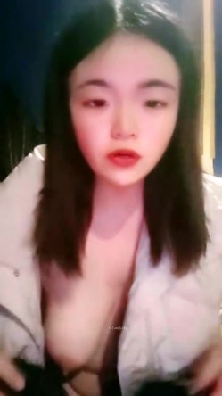 【户外】【茜茜小母狗】合集，户外露出刺激，高速公路，公交车站，男厕所~玩的就是心跳 截图4