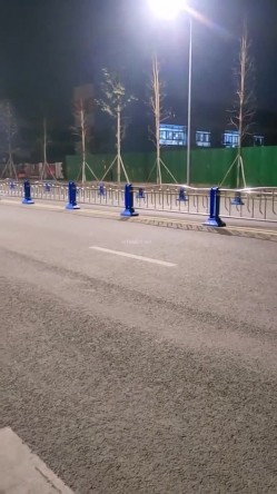 【户外】【茜茜小母狗】合集，户外露出刺激，高速公路，公交车站，男厕所~玩的就是心跳 截图13