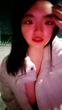 【户外】【茜茜小母狗】合集，户外露出刺激，高速公路，公交车站，男厕所~玩的就是心跳 截图15