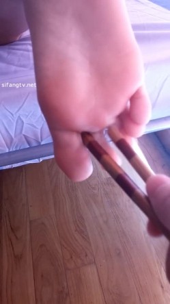 【度云泄密】深圳母狗龚倩莹，保险公司客户经理，平时喜欢勾引客户，喜欢被捆绑在床上玩脚虐嘴，视图流出6V 截图4