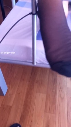 【度云泄密】深圳母狗龚倩莹，保险公司客户经理，平时喜欢勾引客户，喜欢被捆绑在床上玩脚虐嘴，视图流出6V 截图5