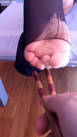 【度云泄密】深圳母狗龚倩莹，保险公司客户经理，平时喜欢勾引客户，喜欢被捆绑在床上玩脚虐嘴，视图流出6V 截图9