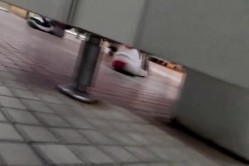 大胆坑神潜入体育馆女士换衣卫生间藏身在厕所内隔板缝中偸拍络绎不绝来方便的妹子们 截图2