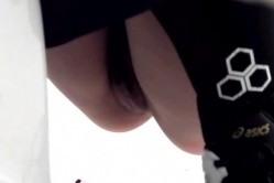 大胆坑神潜入体育馆女士换衣卫生间藏身在厕所内隔板缝中偸拍络绎不绝来方便的妹子们 截图3