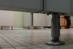 大胆坑神潜入体育馆女士换衣卫生间藏身在厕所内隔板缝中偸拍络绎不绝来方便的妹子们 截图5
