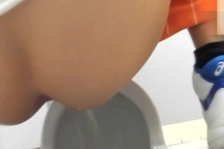 大胆坑神潜入体育馆女士换衣卫生间藏身在厕所内隔板缝中偸拍络绎不绝来方便的妹子们 截图6