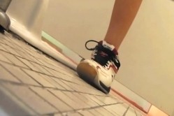 大胆坑神潜入体育馆女士换衣卫生间藏身在厕所内隔板缝中偸拍络绎不绝来方便的妹子们 截图7