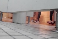 大胆坑神潜入体育馆女士换衣卫生间藏身在厕所内隔板缝中偸拍络绎不绝来方便的妹子们 截图16