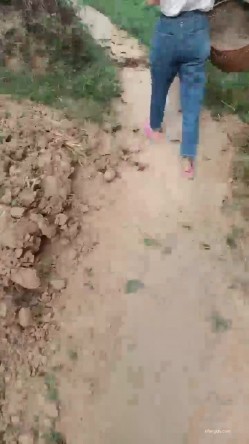 【艳艳子】山村反差少妇~!!无套啪啪~操到怀孕~三个月~~！家里车库偷偷播~自慰怕发现，农村集市，别有风味！ 截图3