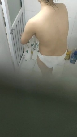 【浴室精品偷拍】最新高清偷拍小姐姐洗澡 被发现捂逼还是捂胸【猎奇稀缺大开眼界】众多偷拍自拍录拍露点操逼甄选卫生间站炮迷醉美女 各种啪操KTV操漂亮公主 截图16