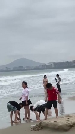 最新吃瓜 三亚湾海滩惊险裸女,丝毫不掩饰很开放 截图1