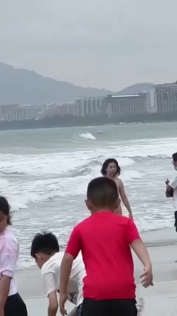 最新吃瓜 三亚湾海滩惊险裸女,丝毫不掩饰很开放 截图2