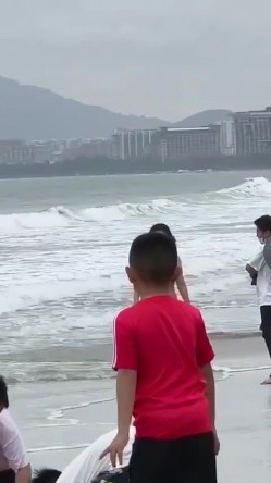 最新吃瓜 三亚湾海滩惊险裸女,丝毫不掩饰很开放 截图3