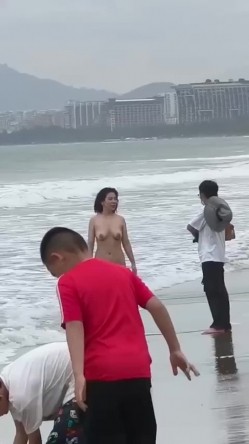 最新吃瓜 三亚湾海滩惊险裸女,丝毫不掩饰很开放 截图4