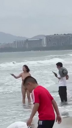 最新吃瓜 三亚湾海滩惊险裸女,丝毫不掩饰很开放 截图6