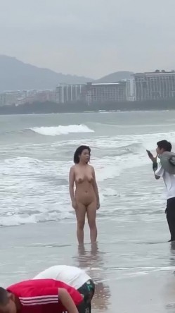 最新吃瓜 三亚湾海滩惊险裸女,丝毫不掩饰很开放 截图7