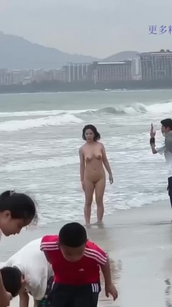 最新吃瓜 三亚湾海滩惊险裸女,丝毫不掩饰很开放 截图8