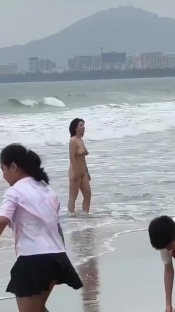 最新吃瓜 三亚湾海滩惊险裸女,丝毫不掩饰很开放 截图11