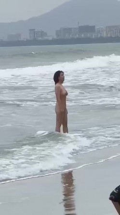 最新吃瓜 三亚湾海滩惊险裸女,丝毫不掩饰很开放 截图12
