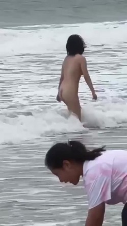最新吃瓜 三亚湾海滩惊险裸女,丝毫不掩饰很开放 截图16