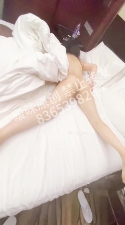 极品淫妻博主，【暧昧AIMEI】，夫妻交换，一起逛景点游玩一天，酒店内4P更有感觉，全程跟拍记录教科书 截图4