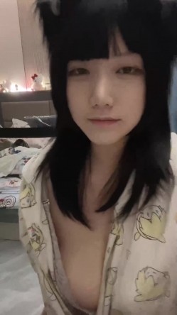 清纯巨乳反差婊【狂操母狗】道具喷水自舔，露脸无套爆操，全程高能 截图2