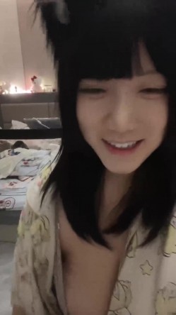 清纯巨乳反差婊【狂操母狗】道具喷水自舔，露脸无套爆操，全程高能 截图3