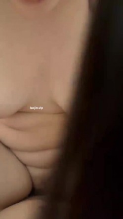 【原档泄密】，极品学生妹性爱图影，被渣男忽悠自拍，清纯反差跪下口交，床上淫荡嗷嗷叫！ 截图11