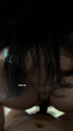 【原档泄密】，极品学生妹性爱图影，被渣男忽悠自拍，清纯反差跪下口交，床上淫荡嗷嗷叫！ 截图13