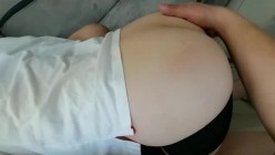阿姨在旁边哄孩子：‘想睡觉了，是吧？’，小媳妇一声不坑在客厅吃着鸡，怕阿姨听到，这刺激真快乐！ 截图2