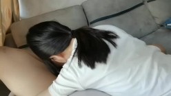 阿姨在旁边哄孩子：‘想睡觉了，是吧？’，小媳妇一声不坑在客厅吃着鸡，怕阿姨听到，这刺激真快乐！ 截图8