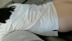阿姨在旁边哄孩子：‘想睡觉了，是吧？’，小媳妇一声不坑在客厅吃着鸡，怕阿姨听到，这刺激真快乐！ 截图9