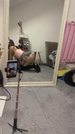 快手女神 ️-夏宝- ️ 这小翘臀、小美乳，穿着粉色裙子，吃鸡坐骑、内射 等会等会你不要射那么快嘛，淫叫声十分精彩 截图6
