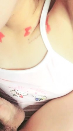 颜射极品光滑白虎可爱美少女，含情脉脉舔着肉棒清纯与淫荡的反差，浓稠精液脸颊、发丝、锁骨淫靡至极 截图9
