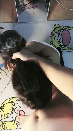 颜射极品光滑白虎可爱美少女，含情脉脉舔着肉棒清纯与淫荡的反差，浓稠精液脸颊、发丝、锁骨淫靡至极 截图11