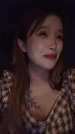 户外女神深夜开撩，勾搭夜钓大哥激情啪啪，露脸漏奶又漏逼，给逼逼注射性药抠到淫水泛滥，口交大鸡巴无套爆草 截图2