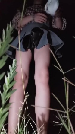 户外女神深夜开撩，勾搭夜钓大哥激情啪啪，露脸漏奶又漏逼，给逼逼注射性药抠到淫水泛滥，口交大鸡巴无套爆草 截图13