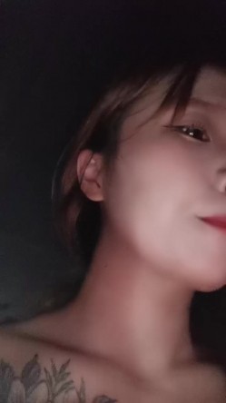 户外女神深夜开撩，勾搭夜钓大哥激情啪啪，露脸漏奶又漏逼，给逼逼注射性药抠到淫水泛滥，口交大鸡巴无套爆草 截图14
