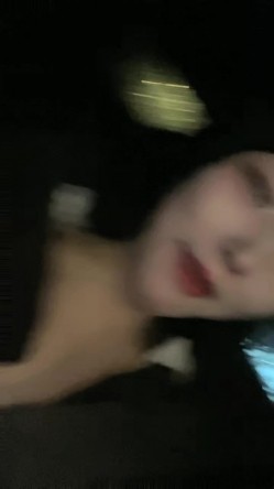 极品淫骚网红妹妹！户外车上吃屌车震！回到家炮击自慰，无毛骚逼假屌猛插，翘起屁股炮击后入 截图1