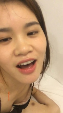 骚气十足的良家美女小少妇担心老公出差在外面找小姐,提前在家自拍好和老公操逼视频给他,想操逼时看视频打手枪.国语! 截图5